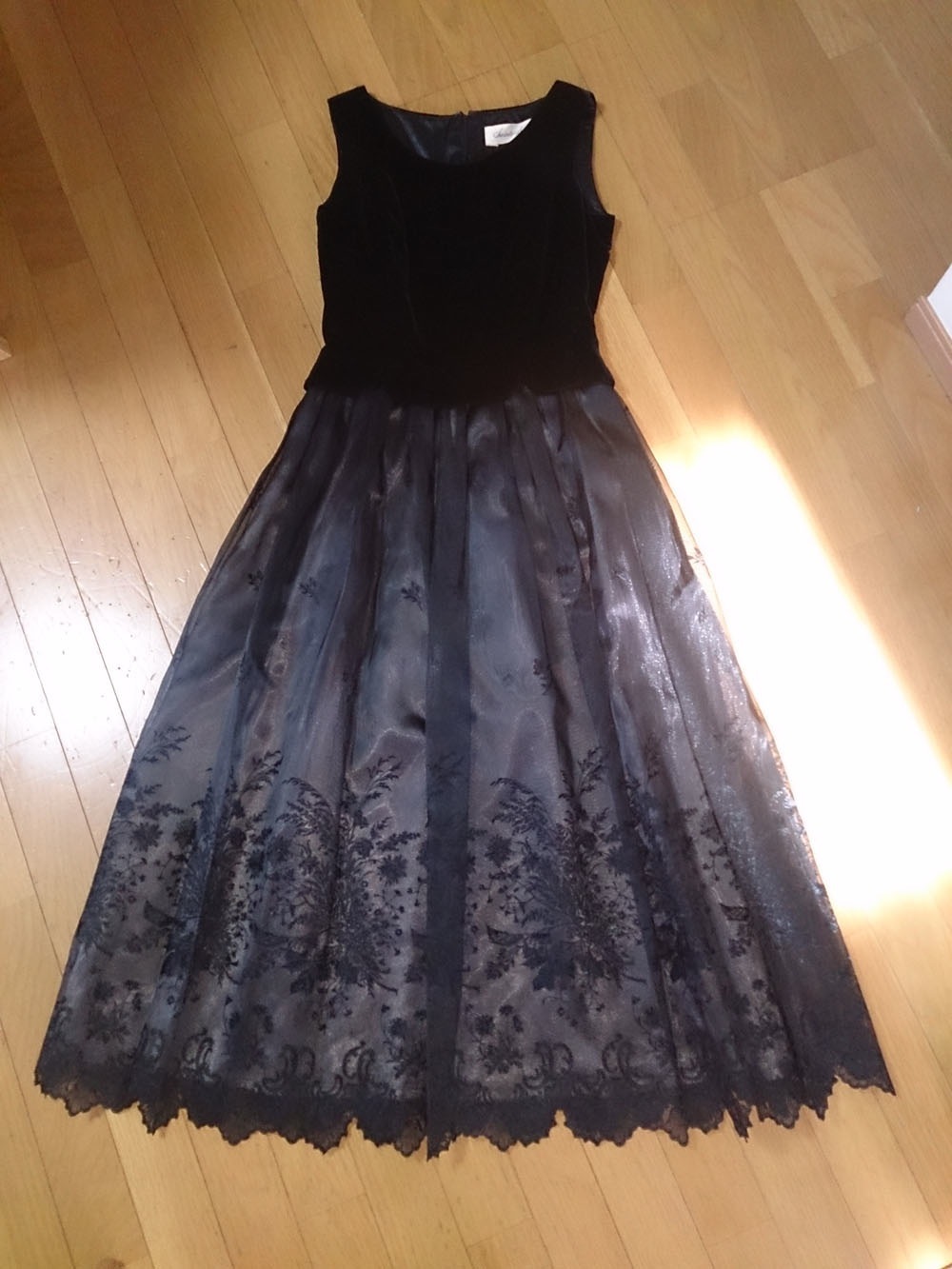 シンプルな黒のドレス | 結婚式/二次会のお呼ばれ服装 – ブライダルファッションコム