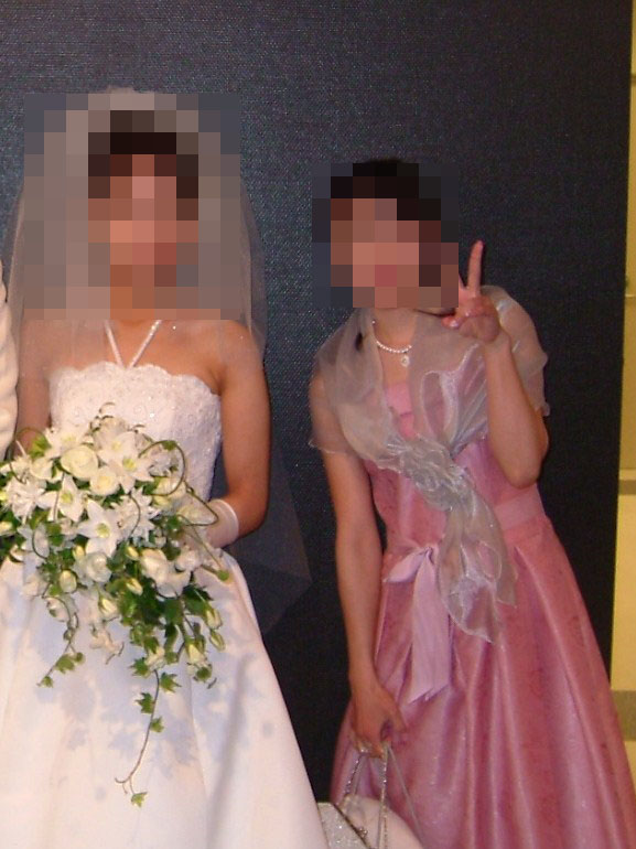ウェディングドレスの花嫁とピンクドレスの自分