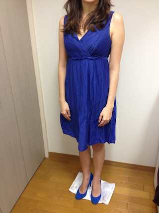 明るいブルーのドレス