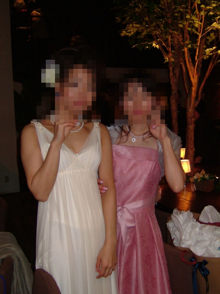 クリーム色ドレスの花嫁とピンクドレスの自分