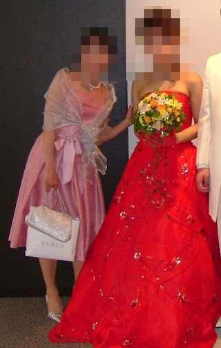 真っ赤なドレスの花嫁とピンクドレスの自分